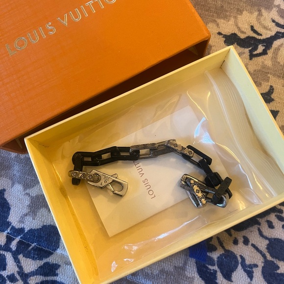 Authentic & preowned LV chain link bracelet 8.2 inches in length. Beautiful! - Picture 7 of 10